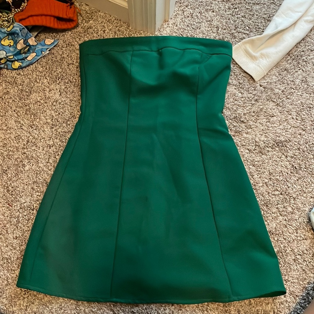 Size 0. Euc 100 percent sure my daughter never wore.  So cute. Smoke free home